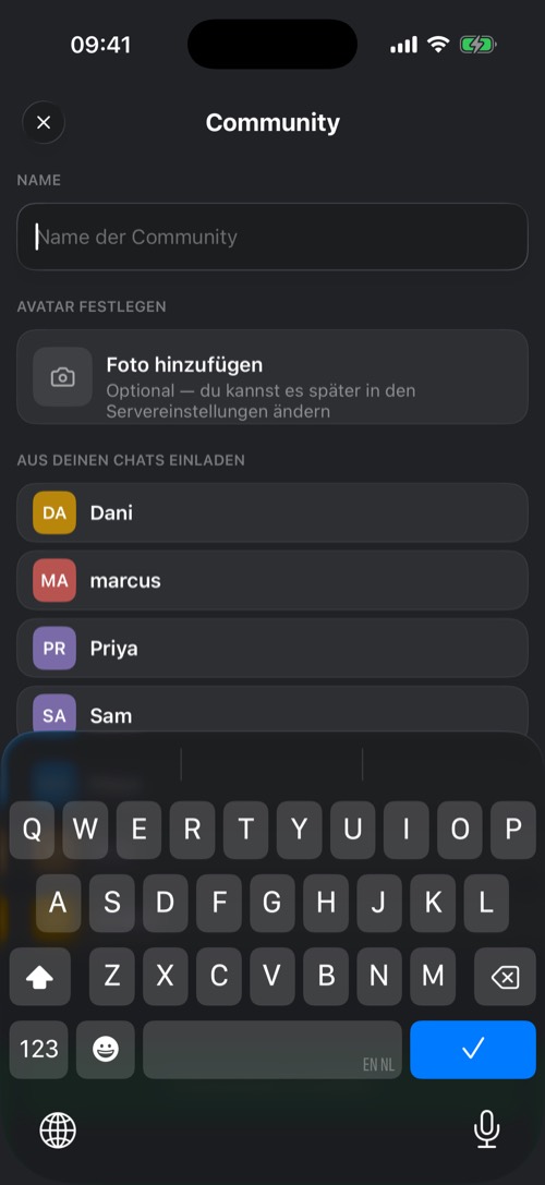 Der Bildschirm zum Erstellen einer Community mit Name, Avatar und Freunden zum Einladen