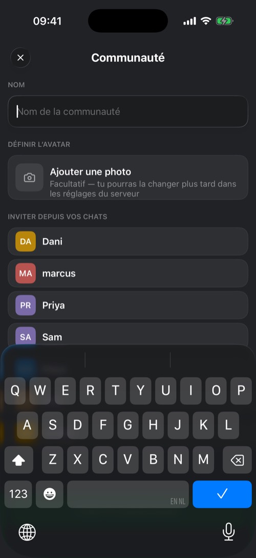L'écran de création d'une communauté avec le nom, l'avatar et les amis à inviter