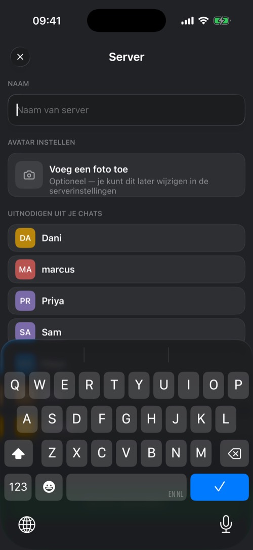 Het scherm Server aanmaken met naam, avatar en vrienden om uit te nodigen